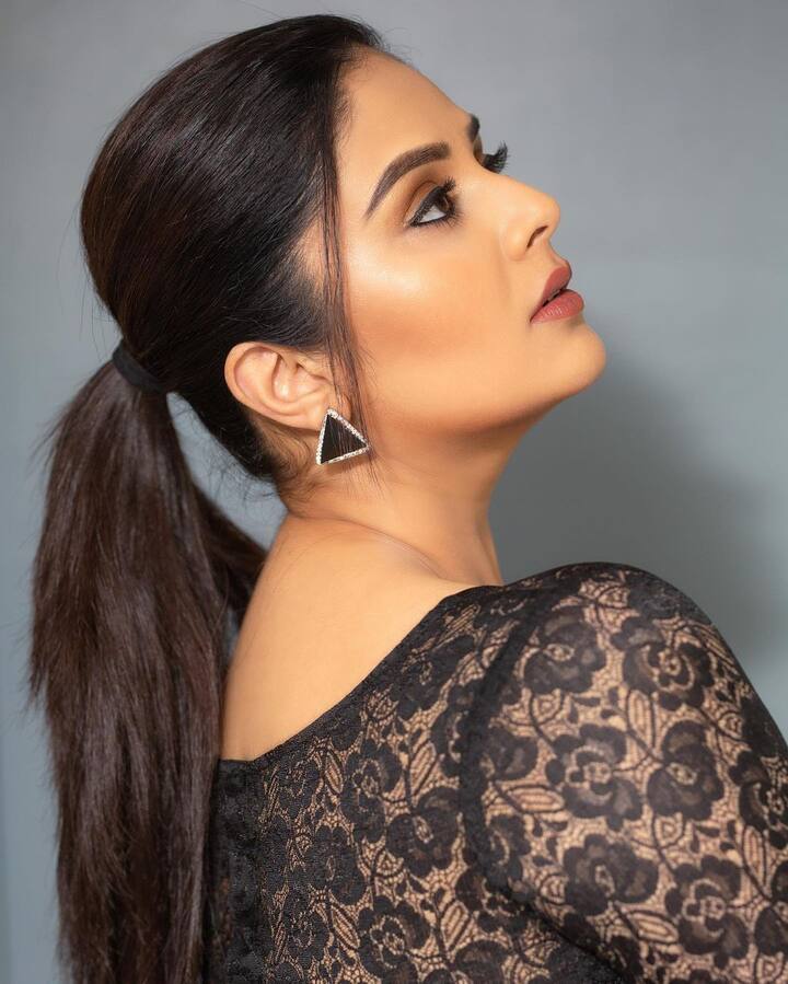 సోషల్ మీడియాలో యాక్టివ్ గా ఉంటూ తన లేటెస్ట్ ఫోటోస్ షేర్ చేస్తూ అందరి దృష్టిని ఆకర్షిస్తుంది.  Image Credit: Sreemukhi/ Instagram