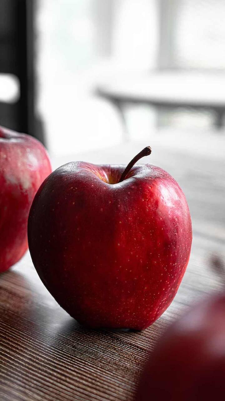 रोज एक सफरचंद खा आणि डॉक्टरांपासून दूर रहा. असे नेहमीच म्हटले जाते. या म्हणीचा अर्थ असा आहे की, रोज एक सफरचंद खाल्ल्यास आजारांपासून दूर राहतात.