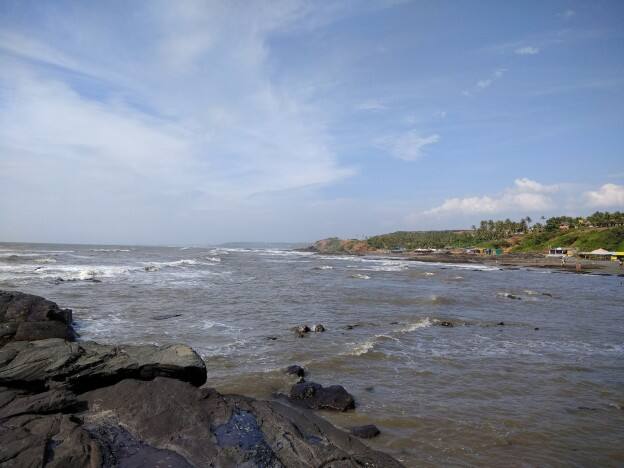 ओजरण बीच कपल के लिए मशहूर जगह है. विदेशी लोग गोवा आए और इस जगह पर ना आए ऐसा हो ही नहीं सकता लेकिन आप यहां अपने माता-पिता और परिवार के साथ ना ही जाए तो ज्यादा अच्छा होगा क्योंकि इसे न्यूड बीच कहा जाता है.