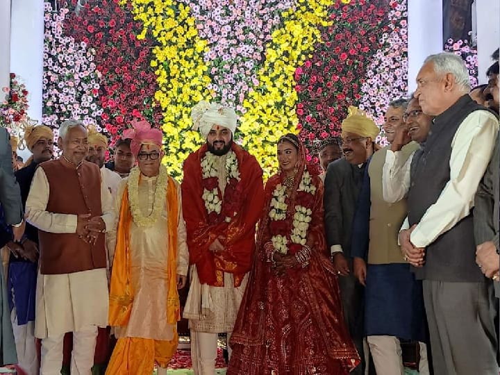 Ashok Choudhary Daughter Marriage: बिहार सरकार में भवन निर्माण मंत्री अशोक चौधरी की बेटी की शादी में सोमवार को मुख्यमंत्री नीतीश, तेजस्वी यादव, ललन सिंह, इमाम बुखारी समेत कई दिग्गज शामिल हुए.