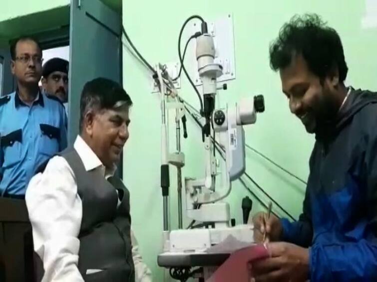 Minister Subhas Sarkar went to Bankura Sammilani Medical College for treatment. Bankura News: রাজ্যের সরকারি হাসপাতালে চক্ষু পরীক্ষা কেন্দ্রীয় মন্ত্রীর, কটাক্ষ তৃণমূলের