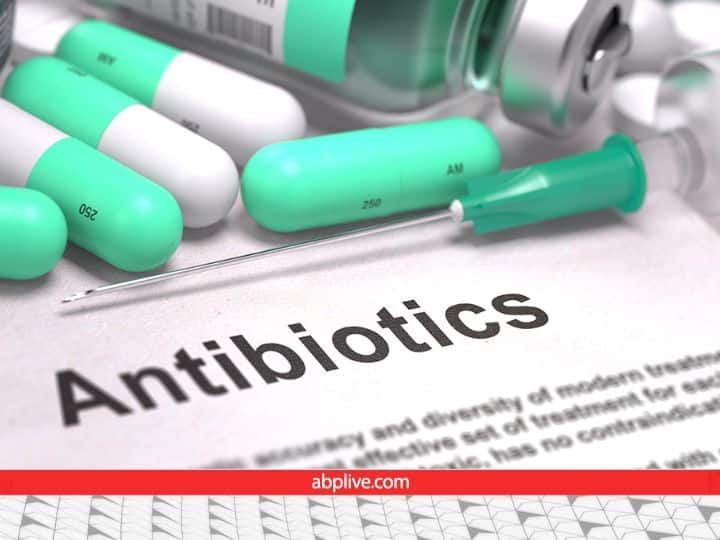 भारतीय आयुर्विज्ञान अनुसंधान परिषद (ICMR) ने एंटीबायोटिक्‍स के इस्‍तेमाल करने को लेकर दिशा-निर्देश जारी करते हुए लोगों को सावधान किया है. अपनी इस दिशा-निर्देशिका में ICMR ने लोगों को कम बुखार या वायरल ब्रोंकाइटिस जैसी बीमारियों के लिए एंटीबायोटिक का इस्तेमाल नहीं करने की सलाह दी है. ICMR ने इस संबंध में चिकित्सकों को भी सलाह दी है कि इन दवाओं लिखते समय समयसीमा का ध्यान जरूर रखें.