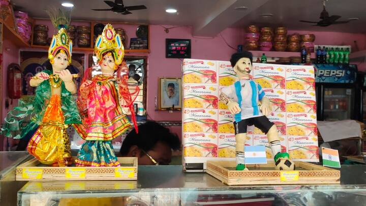 দুর্গাপুরের একটি প্রসিদ্ধ মিষ্টির দোকানে শুরু হয়েছে বিশ্বকাপের বিভিন্ন বড় দলগুলির স্ট্রাইকার প্লেয়ারদের নামে মিষ্টি বানানো।