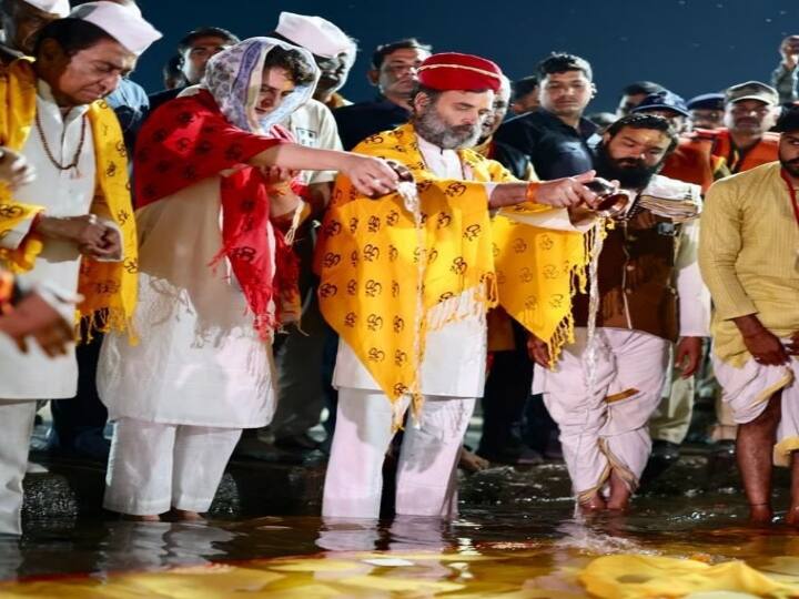 मां नर्मदा की पूजा-अर्चना के बाद राहुल गांधी ने प्रसिद्ध शिव मंदिर में पूजा-अर्जना की, जो देश के 12 'ज्योतिर्लिंगों' में से एक है.