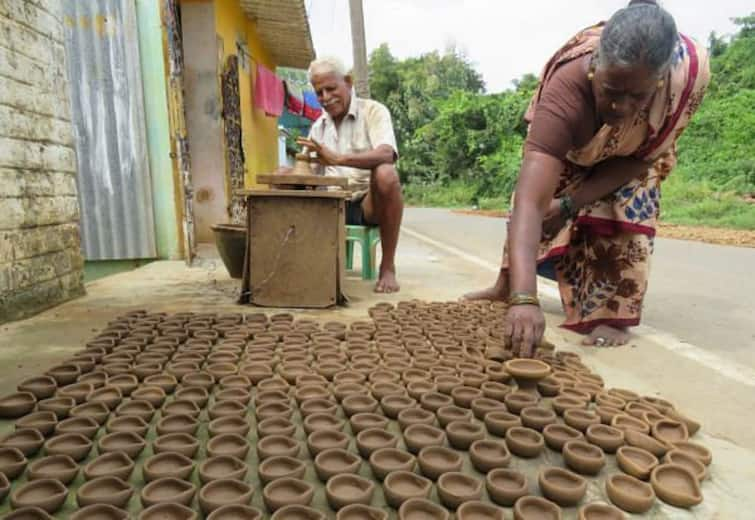 Trichy:  work of making Agal vilaku for Karthigai Deepam in Trichy is ongoing TNN நெருங்கும் கார்த்திகை தீபம் - திருச்சியில்  அகல் விளக்குகள் தயாரிக்கும் பணிகள் மும்மரம்