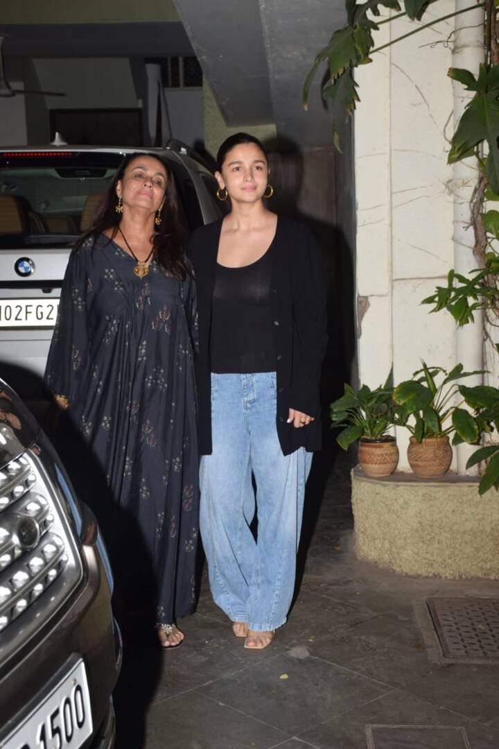 आलिया ने एसेसरीज के नाम पर केवल एक गोल्डन कलर की इयररिंग पहनी थी और बिना मेकअप के स्पॉट हुई थीं.