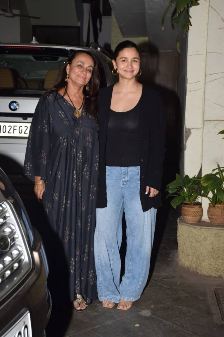 हालांकि, आलिया अपनी बेटी के बिना ही स्पॉट हुईं. उनके साथ उनकी मां सोनी राजदान नजर आईं.