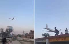 Viral Video: ਹਵਾ 'ਚ ਤੇਜ਼ੀ ਨਾਲ ਹੇਠਾਂ ਉਤਰਦਾ ਦੇਖਿਆ ਬੇਕਾਬੂ ਜਹਾਜ਼, ਸਿੱਧਾ ਜਾ ਕੇ ਬੱਚੇ ਨਾਲ ਟਕਰਾ ਗਿਆ