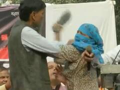 Watch: 'इसका बेटा...', श्रद्धा हत्याकांड पर हुई महापंचायत में महिला ने शख्स को मंच पर चप्पल से पीटा