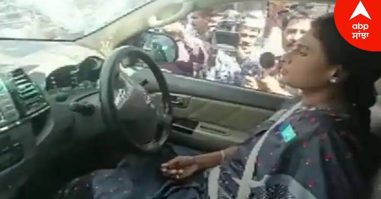 andhra pradesh politicial and ys jagan mohan reddy sister car towed by cops in hyderabad ਕਾਰ ਵਿੱਚ ਬੈਠੀ ਸੀ ਮੁੱਖ ਮੰਤਰੀ ਦੀ ਭੈਣ, ਪੁਲਿਸ ਨੇ ਕ੍ਰੇਨ ਨਾਲ ਚੁੱਕੀ ਕਾਰ, ਵੇਖੋ ਵੀਡੀਓ