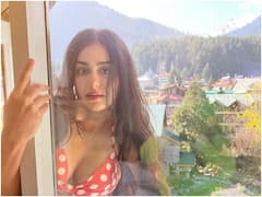 Adha Sharma: కోతిలాగా ఫోటోలకి ఫోజులిస్తున్న క్యూట్ బ్యూటీ అదా శర్మ, చూస్తే నవ్వాపుకోలేరు