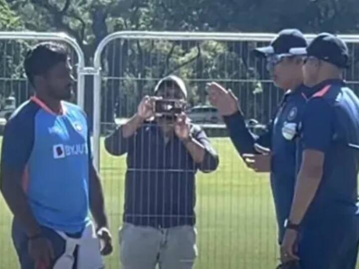 Indian team coach VVS Laxman's batting tips to Sanju Samson video goes viral on social media Watch: भारतीय टीम के कोच वीवीएस लक्ष्मण की संजू सैमसन को बैटिंग टिप्स, सोशल मीडिया पर वीडियो हुआ वायरल