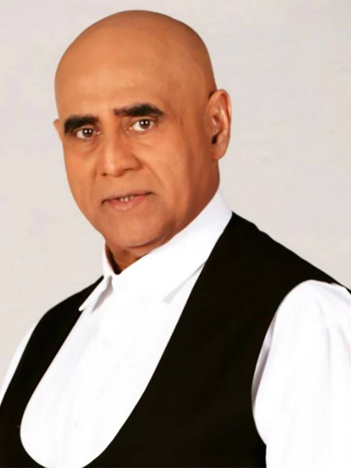 फिल्म में पुनीत इस्सर ने DGP Hari Narain का किरदार निभाया है. रिपोर्ट्स के मुताबिक फिल्म के लिए उन्हें लगभग 50 लाख फीस मिली है.