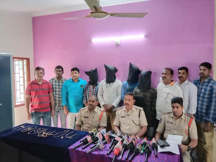 Kothapeta police arrested four thieves gang recovered 172 grams gold DNN Kothapeta News : కన్ను పడితే కనకమంతా మాయం, తాళం వేసిన ఇళ్లే టార్గెట్!