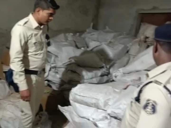 Rajnandgaon Police raid on illegal gutkha factory Gutkha making material worth about Rs 82 lakh recover ANN Rajnandgaon News: अवैध गुटखा फैक्ट्री पर पुलिस का छापा, 82 लाख से ज्यादा के तंबाकू और जर्दा युक्त गुटखा जब्त