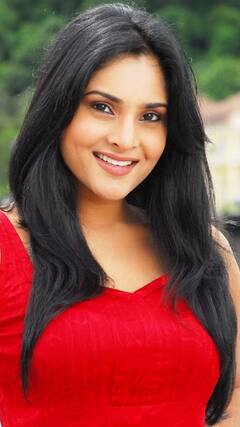HBD Divya Spandana :  அனல் மேலே பனிதுளி..அலைபாயும் ஒரு கிளி..குட்டி மின்னல் திவ்யா ஸ்பந்தனாவின் பிறந்த நாள்!