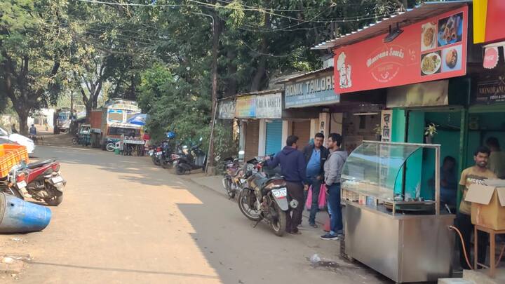 আগ্রহ বাড়ছে ক্রেতাদের। নীল-সাদা জার্সিতে মেসি মিষ্টিও তৈরি করেছেন বিক্রেতার। যার দাম ৫ হাজার টাকা।