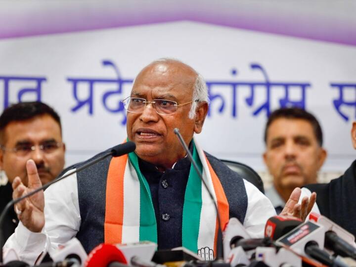 Do you have 100 heads Mallikarjun Kharge compares PM Modi with Ravan BJP fumes पीएम मोदी को लेकर 'रावण' वाले बयान पर बीजेपी ने घेरा तो कांग्रेस बोली- फ्रिंज कहना दिखाता है कि...