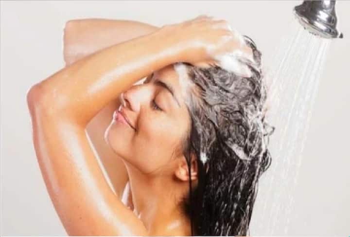 নারকেল তেলের সঙ্গে ক্যাস্টর অয়েল মিশিয়ে ব্যবহার করলে চুলের স্বাস্থ্যের উপকার হয়। দু চামচ পেঁয়াজের রসের সঙ্গে নারকেল তেল এবং ক্যাস্টর অয়েল মিশিয়ে স্কাল্পে ব্যবহার করে ম্যাসেজ করুন। ৩০ মিনিট পর শ্যাম্পু করে নিন।
