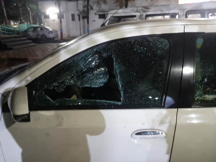 Sangli Crime News Four lakhs cash looted by breaking the glass of a car the thief caught on CCTV camera Sangli Crime : पाळत ठेवत कारची काच फोडून चार लाखांची रोकड लंपास, चोरटे सीसीटीव्ही कॅमेऱ्यात कैद