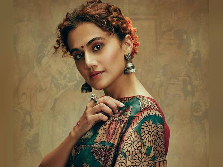 तापसी पन्नू – साउथ के साथ बॉलीवुड में अपनी अदाकारी से लाखों दिलों पर राज करने वाली एक्ट्रेस तापसी पन्नू ने कंप्यूटर फील्ड में इंजीनियर की डिग्री हासिल की है.