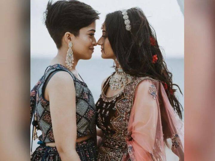 Lesbian Couple Photoshoot viral love story on social media marathi news Lesbian Couple Photoshoot: लेस्बियन कपलचे अनोखे फोटोशूट व्हायरल, 'अशी' आहे अदिला-फातिमाची प्रेमकहाणी
