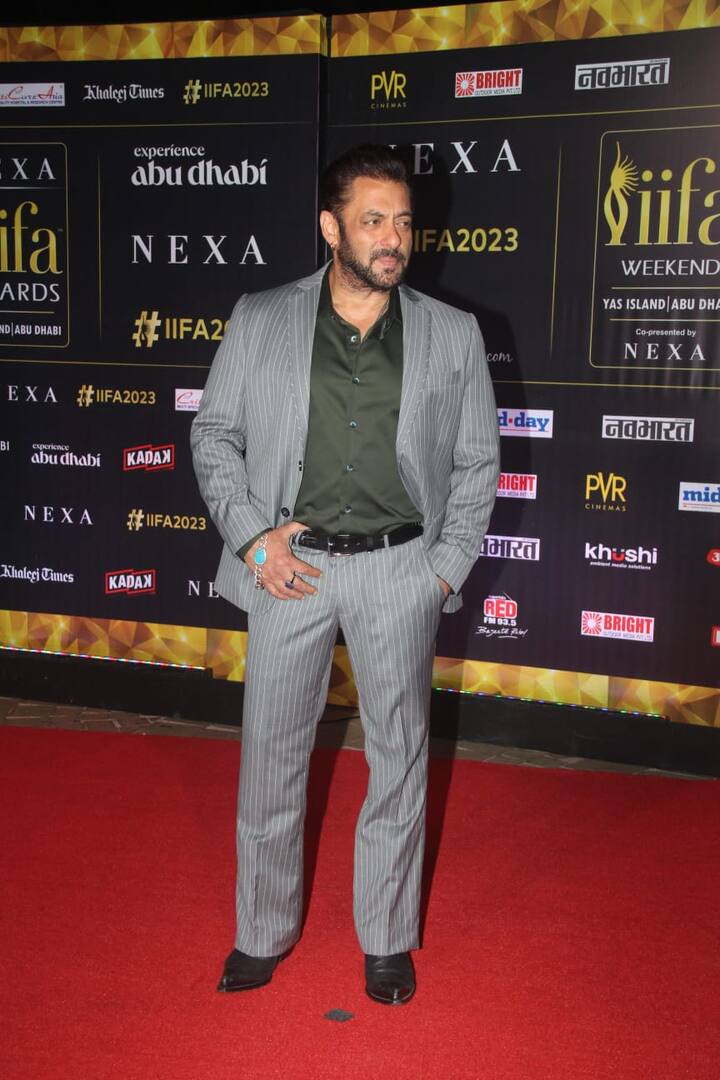 आईफा 2023 (IIFA) के इस इवेंट में सलमान खान (Salman Khan) बेहद ही दमदार लुक में पहुंचे. वहीं जैसे इस इवेंट से तस्वीरें सामने आईं ऐसी चर्चाएं होने लगी की सलमान ने सगाई कर ली है.