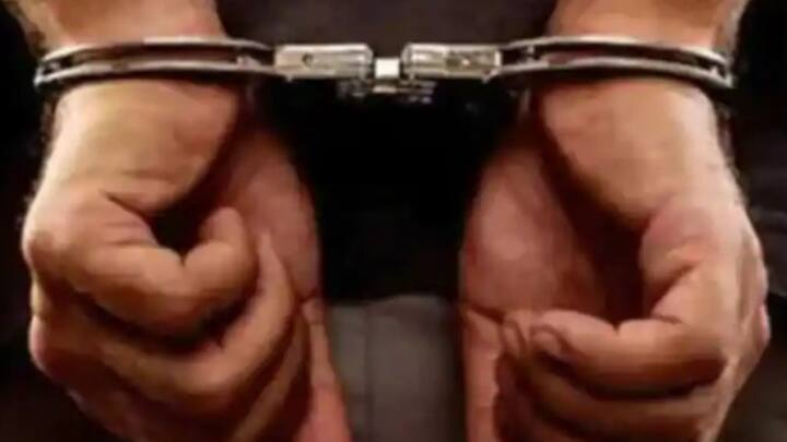 আগ্নেয়াস্ত্র পাচারের অভিযোগে ২ ব্যক্তিকে গ্রেফতার করে বেঙ্গল এসটিএফ । পূর্ব বর্ধমানের মন্তেশ্বরের কুসুমগ্রাম বাস স্ট্যান্ড থেকে ২ জনকে গ্রেফতার করা হয়েছে। পুলিশ সূত্রে দাবি, মন্তেশ্বরের বাসিন্দা কুরবান আলি ওই আগ্নেয়াস্ত্র নিয়ে আসে বিক্রির জন্য।