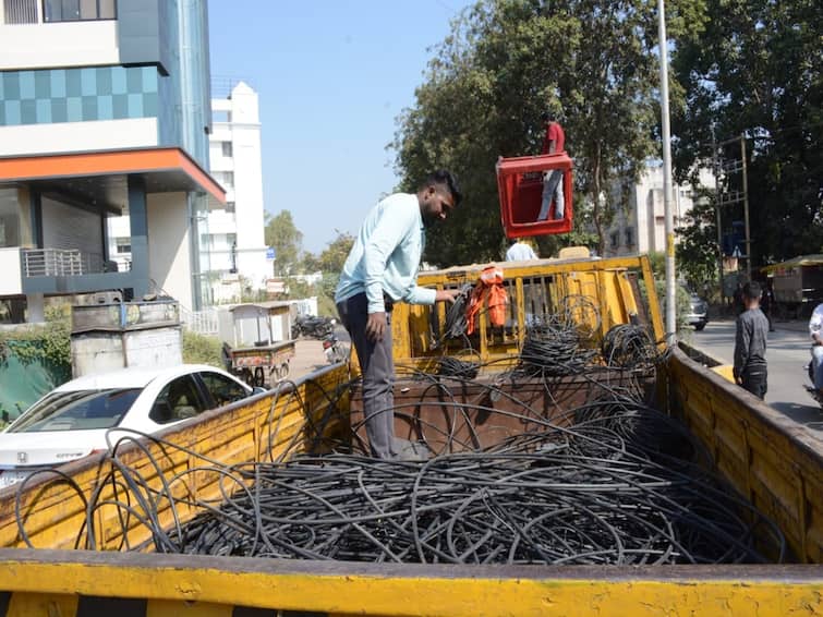 maharashtra News Aurangabad News Action against unauthorized laying of cables  Municipal action after court order Aurangabad: अनधिकृतपणे टाकलेल्या केबल्स विरोधात कारवाई, न्यायालयाच्या आदेशानंतर मनपाची कारवाई