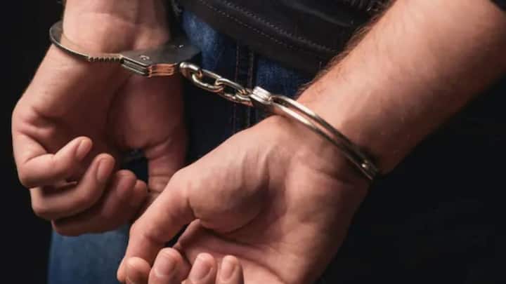 আগ্নেয়াস্ত্র পাচারের অভিযোগে ২ ব্যক্তিকে গ্রেফতার করল বেঙ্গল এসটিএফ। পূর্ব বর্ধমানের মন্তেশ্বরের কুসুমগ্রাম বাস স্ট্যান্ড থেকে ২ জনকে গ্রেফতার করা হয়েছে। পুলিশ সূত্রে দাবি, মন্তেশ্বরের বাসিন্দা কুরবান আলি ওই আগ্নেয়াস্ত্র নিয়ে আসে বিক্রির জন্য। মুর্শিদাবাদের ডোমকলের বাসিন্দা রাকেশ মোল্লাকে ওই আগ্নেয়াস্ত্র পাচারের কথা ছিল। তার আগেই গোপন সূত্রে খবর পেয়ে অভিযান চালয়ে দু’জনকে ধরে ফেলে এসটিএফ।