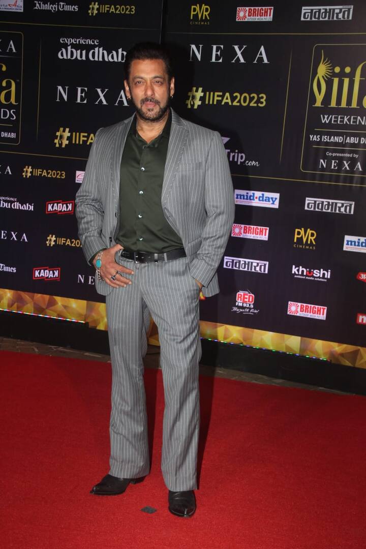 सलमान खान इस इवेंट में ब्लैक शर्ट के साथ ग्रे सूट-पैंट में नजर आए. वहीं उन्होंने अपने हाथ में हमेशा की तरह अपनी लकी ब्रेसलेट भी कैरी की थी.