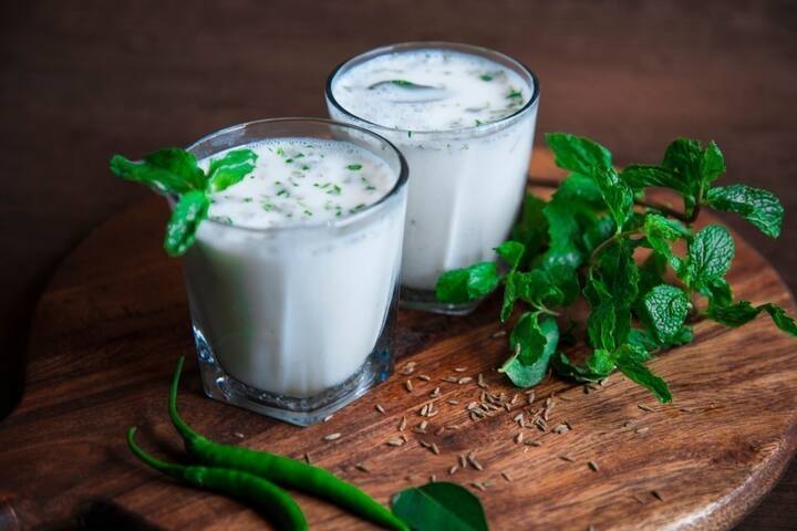 છાશનું સેવન કરી શકો છો. આનું સેવન કરવાથી તમારા શરીરને એનર્જી મળશે અને તેનાથી તમારા શરીરમાં પાણીની કોઈ કમી નહીં થાય. છાશમાં કેલ્શિયમનું પ્રમાણ પણ ઘણું સારું જોવા મળે છે. તમે ખાસ કરીને ઉનાળામાં ખાધા પછી તેનું સેવન કરી અચૂક કરવું જોઇએ.  તેમાં વિટામિન-બી12, પ્રોટીન, કેલ્શિયમ જેવા પોષક તત્વો મળી આવે છે જે તમારી પાચનક્રિયાને સુધારવામાં મદદ કરે છે. પરંતુ તમારે ફક્ત ઘરે બનાવેલી છાશનું સેવન કરવું જોઈએ.