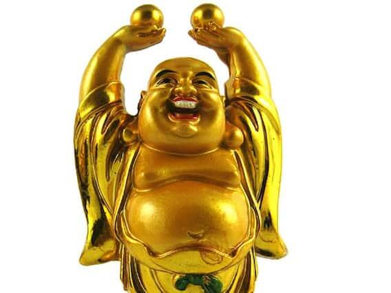 લાફિંગ બુદ્ધા - કહેવાય છે કે જ્યાં લાફિંગ બુદ્ધાની મૂર્તિ હોય છે, ત્યાં હંમેશા સકારાત્મક ઉર્જાનો સંચાર થાય છે. એવું માનવામાં આવે છે કે લાફિંગ બુદ્ધા ની મૂર્તિ ઉંચા હાથ સાથે છે તે પ્રગતિનું પ્રતીક માનવામાં આવે છે. બીજી તરફ, લાફિંગ બુદ્ધા સાથે બંડલ લઈને, વ્યક્તિને પૈસાની સમસ્યાઓથી રાહત મળે છે. તમે આ મૂર્તિને ઘર-દુકાનની ઉત્તર-પૂર્વ દિશામાં રાખી શકો છો.