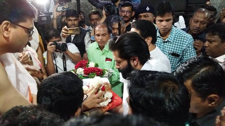 राज ठाकरे यांच्यासोबत त्यांचे चिरंजीव अमित ठाकरे सुद्धा होते.