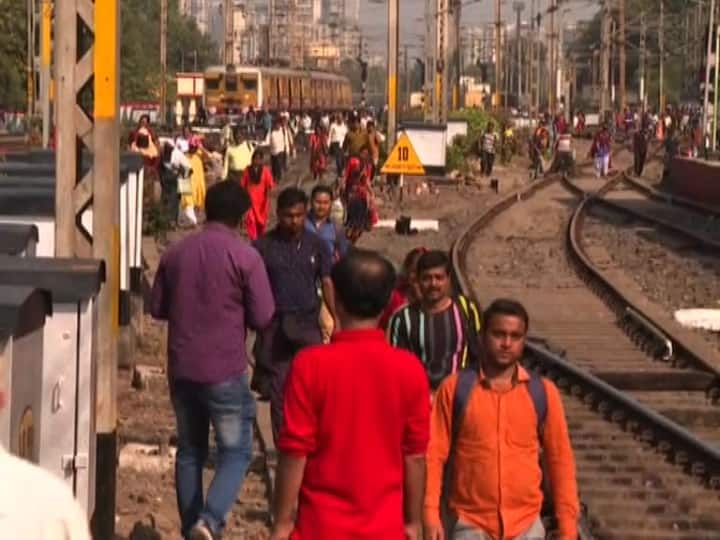 ধাক্কায় জেরে দুমড়ে গেল কামরার অংশ! লাইন থেকে বেরিয়ে গেল ট্রেনের চাকা! কারশেডমুখী একটি ট্রেন খালি থাকলেও আরেকটি ট্রেন ছিল যাত্রীবোঝাই!