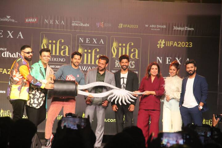 हर बार की तरह फिल्ममेकर करण जौहर (Karan Johar) ने फंकी ओवरसाइज्ड ब्लेजर के साथ कलरफुल अवतार कैरी किया हुआ था. आईफा 2023 होस्ट करने के लिए करण फुल ऑन रेडी दिखे.