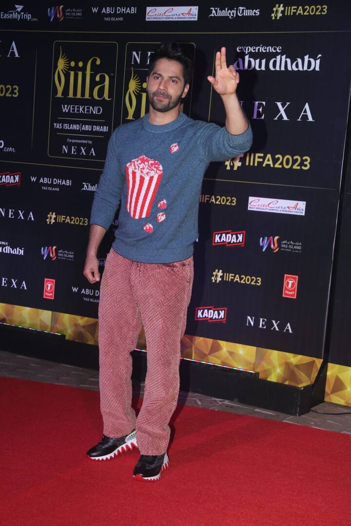 वरुण धवन (Varun Dhawan) अपने कैजुअल लुक में ही कूल और बिंदास दिखे. उन्होंने ब्लू टीशर्ट के साथ लाइट पर्पल कॉटन पैंट पहना हुआ था. इवेंट में उन्होंने अपनी अगली फिल्म के बारे में भी एक इशारा किया.