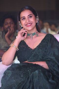 చీరలో చందమామలా మెరిసిపోతున్న కోమలి ప్రసాద్