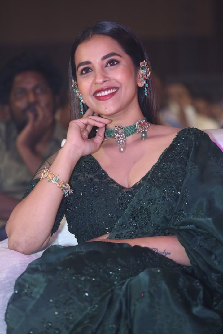 సినిమాలలోనే కాదు, ‘లూజర్’, 'మోడ్రన్ లవ్ హైదరాబాద్‘ వంటి వెబ్ సిరీస్లో తన అభినయంతో ప్రేక్షకులను అలరించింది.
