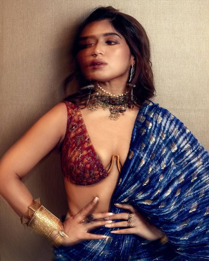 या साडीसोबत तिने स्टायलिश बोल्ड ब्लाऊज परिधान केला आहे. (फोटो सौजन्य :bhumipednekar/इंस्टाग्राम)