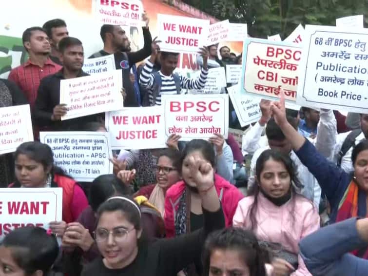 Protesting Students Demand CBI Probe, Resignation Of Top Official Over 'Scam' In BPSC Results Protesting Students Demand CBI Probe, Resignation Of Top Official Over 'Scam' In BPSC Results