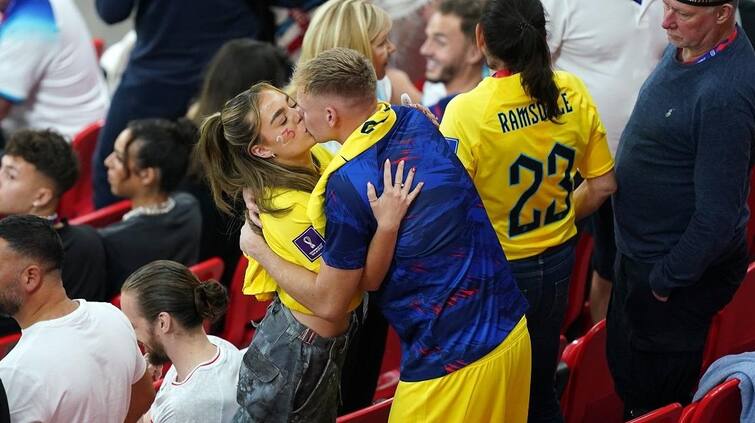 FIFA World Cup 2022: Marcus Rashford kisses fiancee as England WAGs celebrate win against Wales FIFA World Cup 2022: FIFA World Cupમાં રોમાન્સ, ખેલાડીએ મેચ જીતતા જ ગર્લફ્રેન્ડને કરી KISS