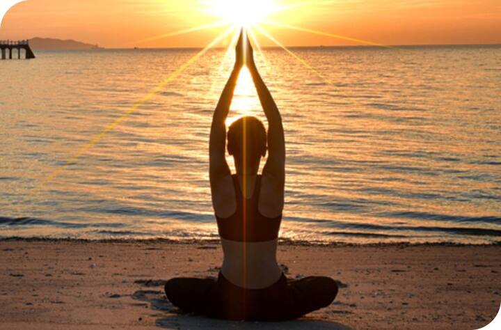 घर बैठे बैठे आप 12 स्टेप्स वाले सूर्य नमस्कार भी कर सकते हैं, इससे पूरे बॉडी को फायदा पहुंचता है आपकी सांस की दिक्कत में भी इससे काफी आराम मिलता है. यह खुद को स्वास्थ्य और मन को शांत रखने का एक बढ़िया तरीका है.