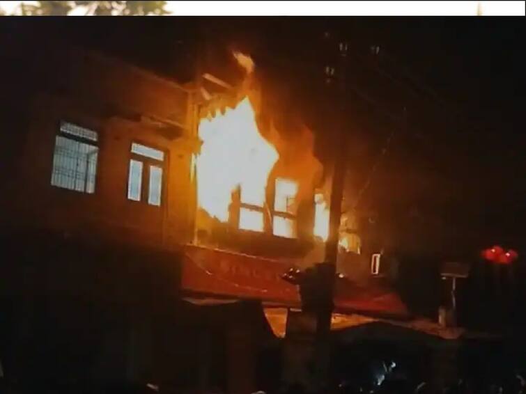 firozabad three people killed as fire breaks out in house Marathi News Firozabad Fire: इन्व्हर्टरमुळे घराला भीषण आग, कुटुंबातील सहा जणांचा होरपळून मृत्यू, तिघांची प्रकृती चिंताजनक