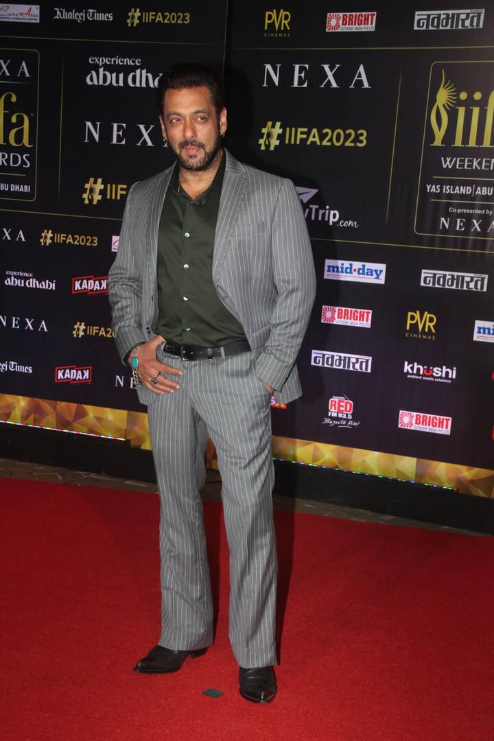 सलमान खान (Salman Khan) की पर्सनालिटी देखने लायक होती है. इस इवेंट में भी ब्लैक शर्ट के साथ ग्रे सूट पहने अपने लकी ब्रेसलेट को फ्लॉन्ट करते हुए सलमान खान डैपर अंदाज में दिखे.