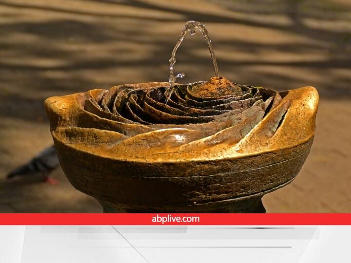 फेंगशुई फाउंटेन- फेंगशुई फाउंटेन घर में सुख समृद्धि लेकर आता है. फाउंटेन या झरने में लगातार पानी का प्रवाह होता रहता है, जिससे घर में सकारात्मक ऊर्जा का प्रवाह होता है. नए साल से पहले घर में फेंगशुई फाउंटेन लगाना आपके लिए घर में शुभ रहेगा.