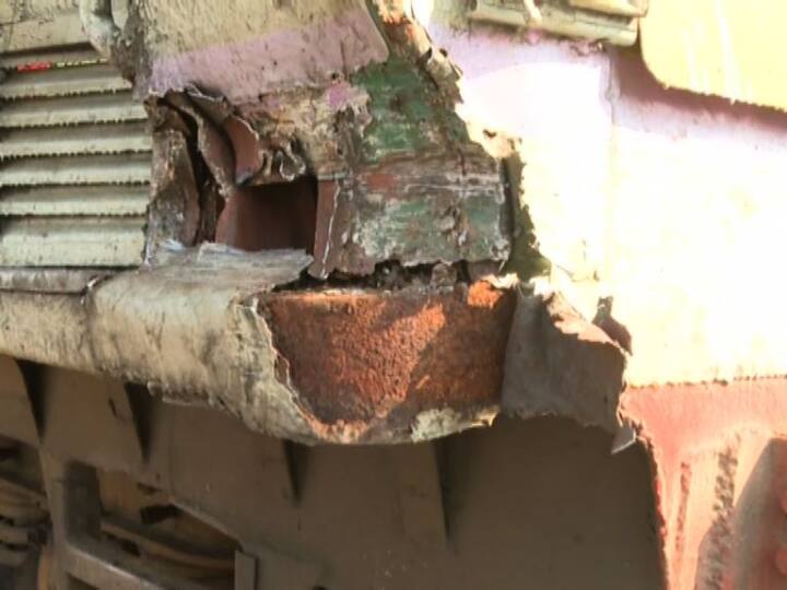 সংঘর্ষের তীব্রতায় কারশেডগামী লোকাল ট্রেনটির চালকের কেবিনের ডানদিকের অংশ তুবড়ে যায়।