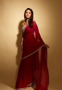 In Pics : लाल साडी अन् नुसरतचा खास अंदाज; भन्नाट फोटो पाहून तुम्हीही म्हणाल, किती सुंदर...