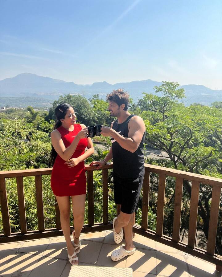 इस दोनों वादियों का नजारा लेते हुए कॉफी एंजॉय करते हुए दिखाई दे रहे हैं. मोनालिसा शॉर्ट ड्रेस में काफी जच रही हैं.