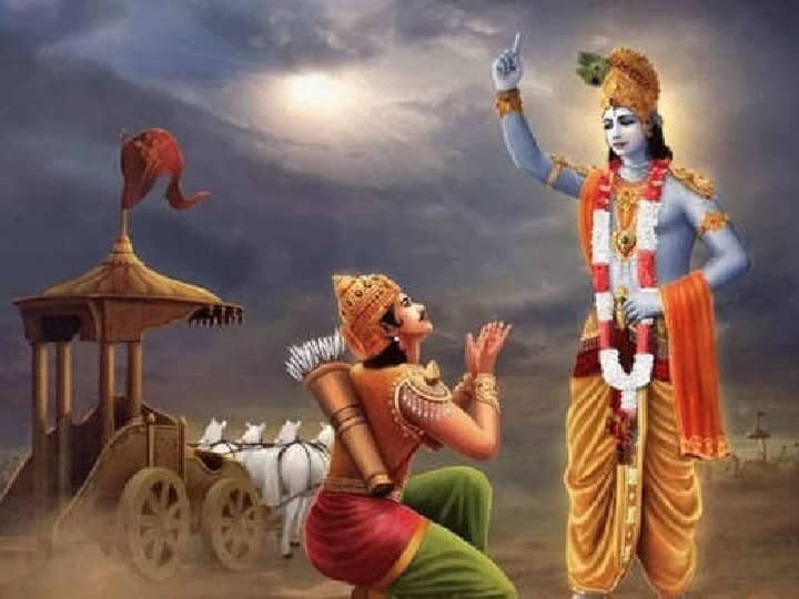 श्रीमद्भागवत गीता ग्रंथ बहुत पवित्र ग्रंथ है. इसे हमेशा पूजा स्थान पर ही रखें. बिना स्नान किए इस ग्रंथ का स्पर्श न करें. कहते हैं इससे पाप के भागी बनते हैं.